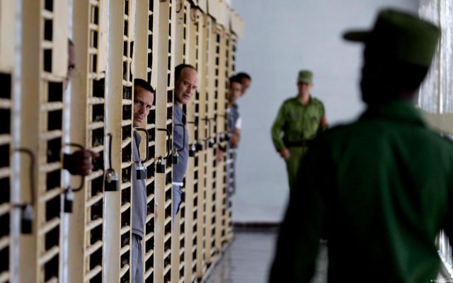 Cuba alcanza récord de 1,250 presos políticos, según informe