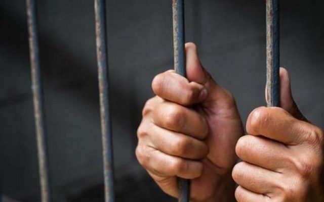 Encarcelan mujer agredió a su hijo en vivo en redes sociales