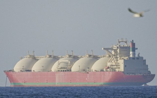 Superpetrolero iraní desafía el bloqueo de EU y cruza Ormuz