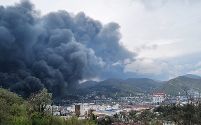 Ucrania ataca refinería Rusia, agudizando aún más la crisis