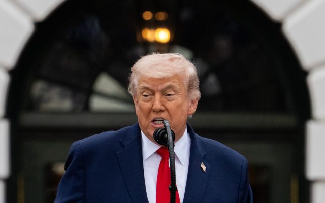 Trump rechaza propuesta Irán; dice mantendrá el bloqueo naval