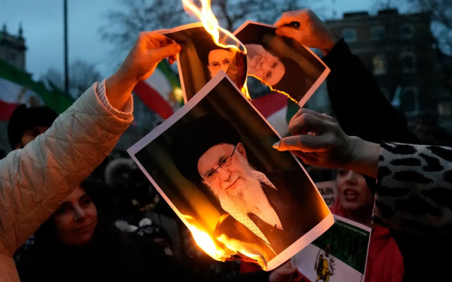 EU: Trump admite que envió armas a manifestantes iraníes
