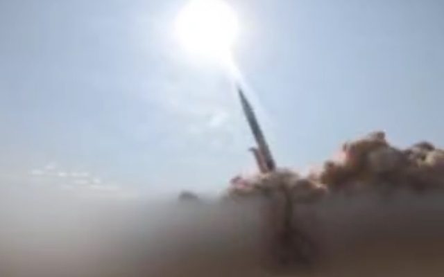 Irán ataca un buque vinculado a Israel en el estrecho de Ormuz