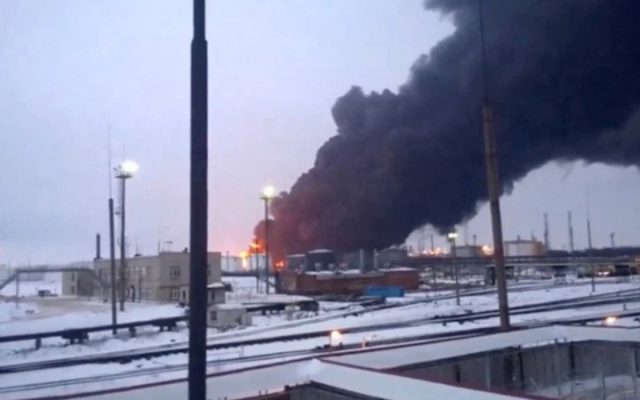 Ucrania ataca petrolera Lukoil y oleoducto en el oeste de Rusia