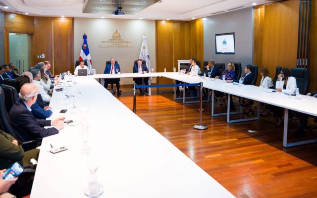 Gobierno se reúne con sectores buscando consenso ante crisis
