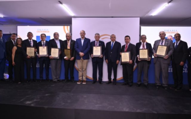 SANTIAGO: Reconocen a ocho profesionales salud destacados