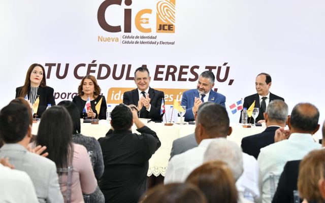 Este domingo la RD inició el proceso renovación de cédula