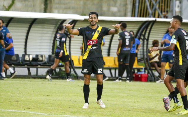 Moca FC doblega a los Delfines con gol 50 de Azcona en la LDF