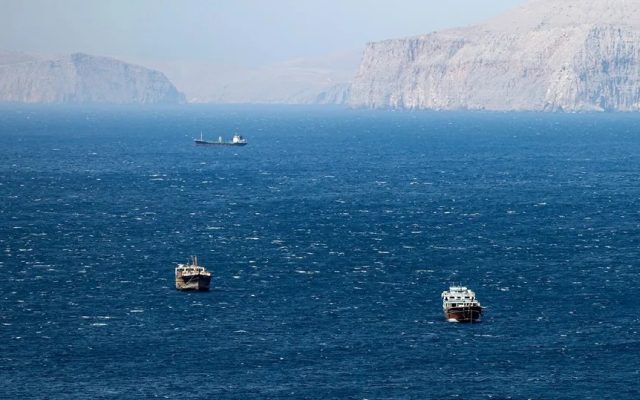 Trump dice Irán está en estado colapso; quiere reabrir Ormuz