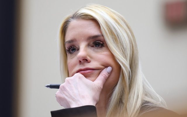 EEUU: Trump anuncia salida del cargo fiscal general, Pam Bondi