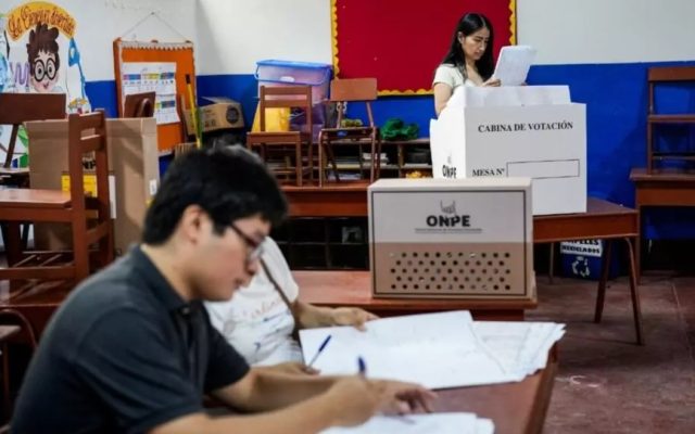 PERU: Inician inédito recuento público de actas observadas