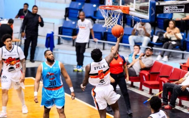 Reales y Metros obtienen victorias en la Súper Liga LNB