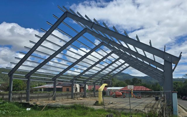 JARABACOA: Inician el techado construye gobierno Manabao