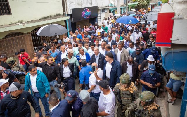 Abinader recorre Los Alcarrizos, promete asistencia a afectados