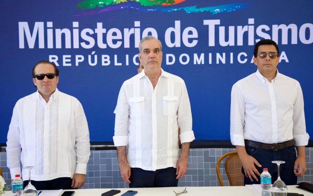 Sosúa: Gobierno entrega obras costeras y plaza de vendedores