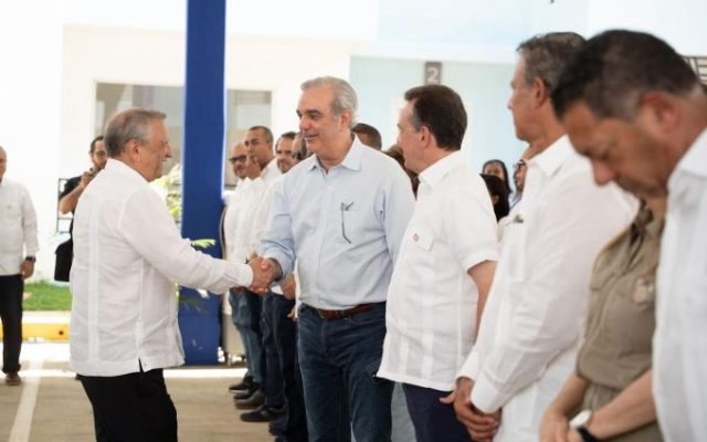 Abinader entrega 144 aptos. y escuela en provincia de SDE