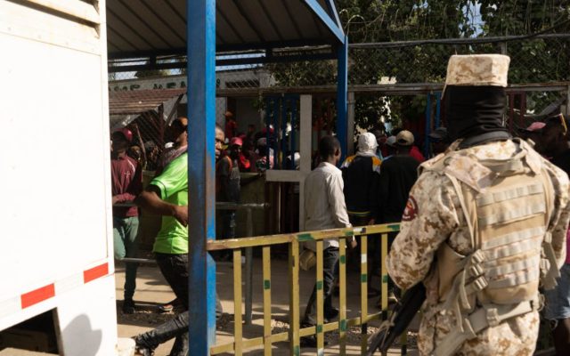Migración dominicana detiene 983 haitianos y deporta 868