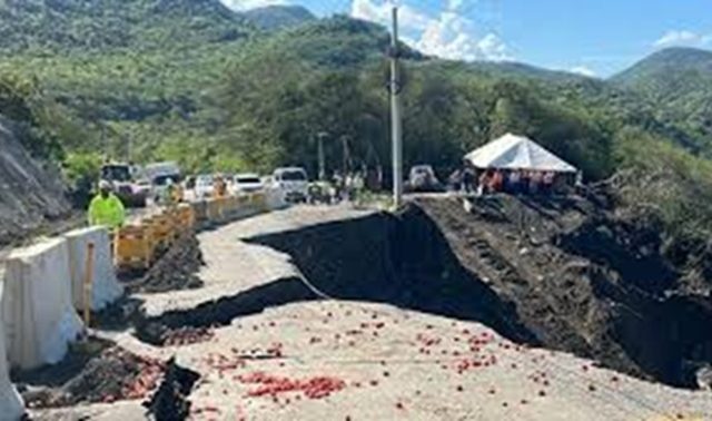 Digesett cierra vía hacia San José de Ocoa por un derrumbe