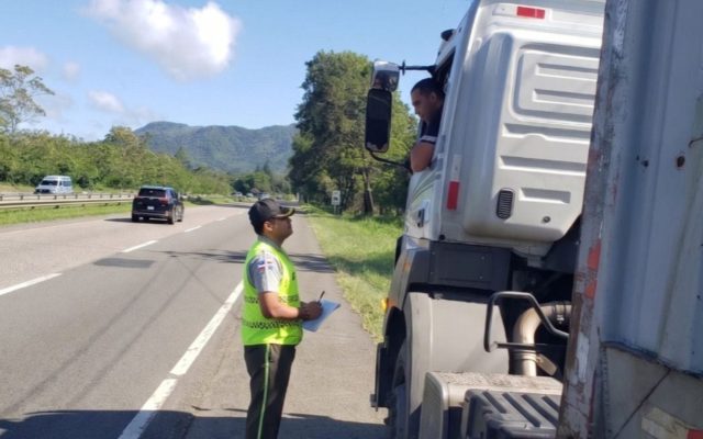 Obligan a vehículos pesados a transitar por el carril derecho