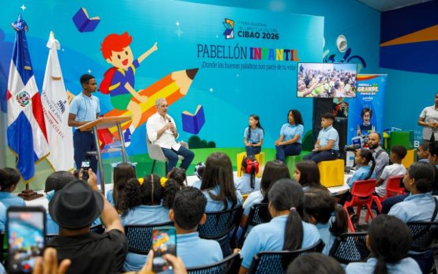 Presidente destaca diversidad de Feria del Libro Santiago 2026