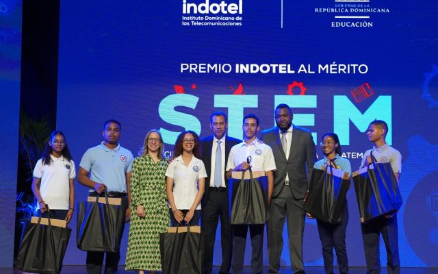 Premian a 300 estudiantes por excelencia académica en la RD