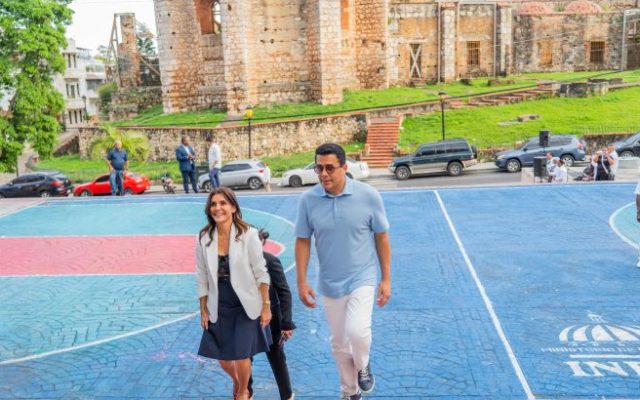 Ministro Turismo y Embajadora EEUU recorren Ciudad Colonial