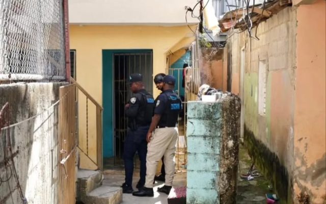 Arrestan padre niña hallada muerta dentro de una mochila