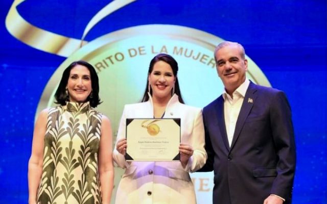 Poder Ejecutivo otorga a Angie Martínez Medalla al Mérito