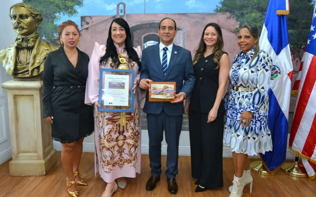 MIAMI: Consulado reconoce a diseñadora dominicana