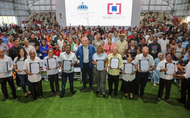 Abinader entrega 2,000 títulos de propiedad en Los Guandules