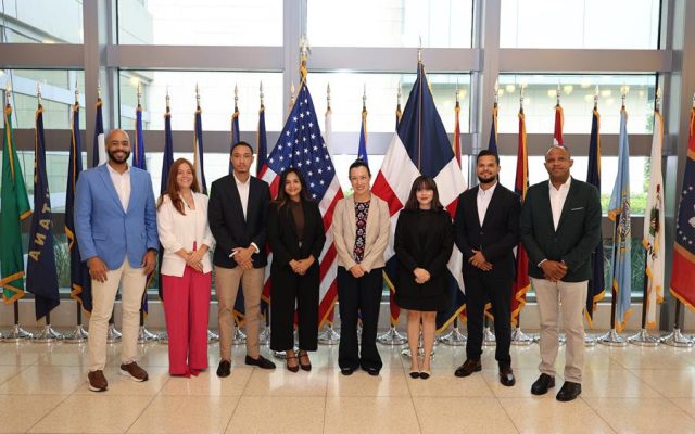 Embajada de EU anuncia becas negocios para siete jóvenes RD