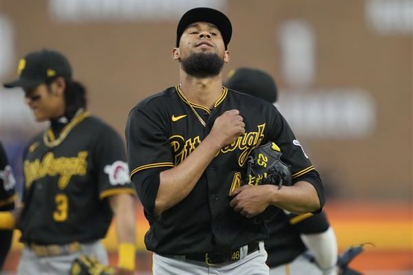 Dominicano Yohan Ramírez guía Piratas en triunfo sobre los Cubs