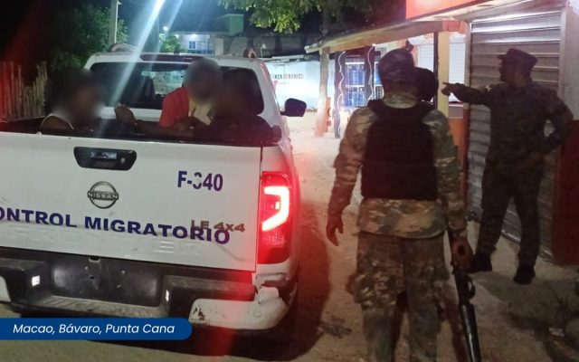 Migración detiene y deporta a unos mil inmigrantes haitianos