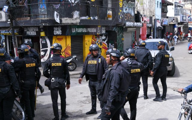 Intervienen calle 42 Capotillo y arrestan a siete por drogas