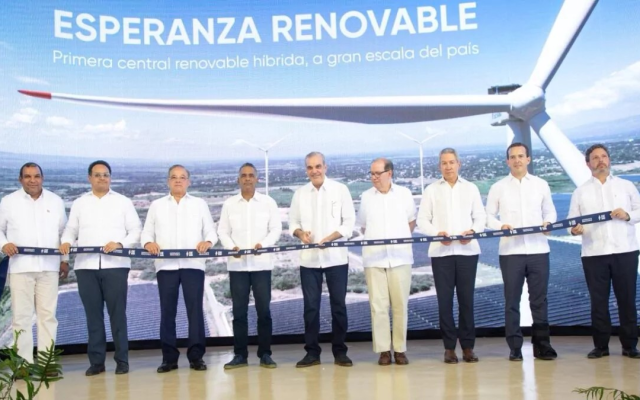 Presidente inaugura la primera central híbrida eólica-solar RD