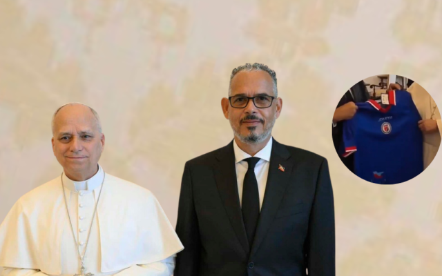 Primer ministro Haití obsequia al papa camiseta equipo fútbol