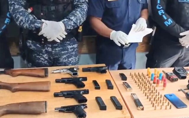 Barahona: Policía arresta a seis y ocupa armas en allanamientos