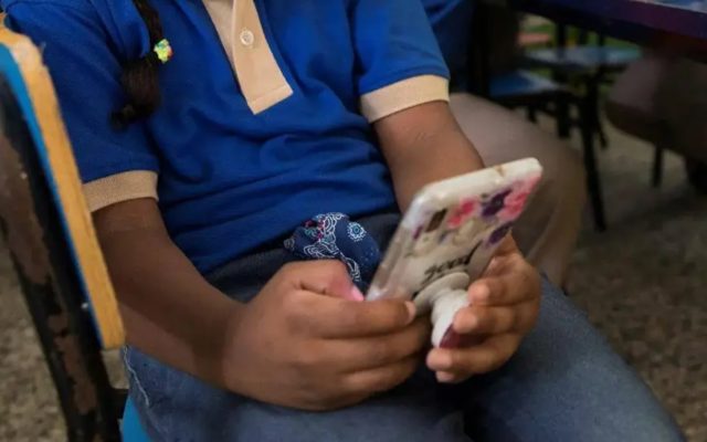 Educación regula uso celulares en escuelas de la R. Dominicana