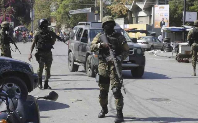 Hieren a tres policías haitianos en emboscada bandas armadas