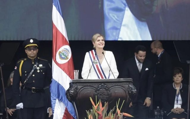 Fernández jura como segunda mujer presidenta de Costa Rica
