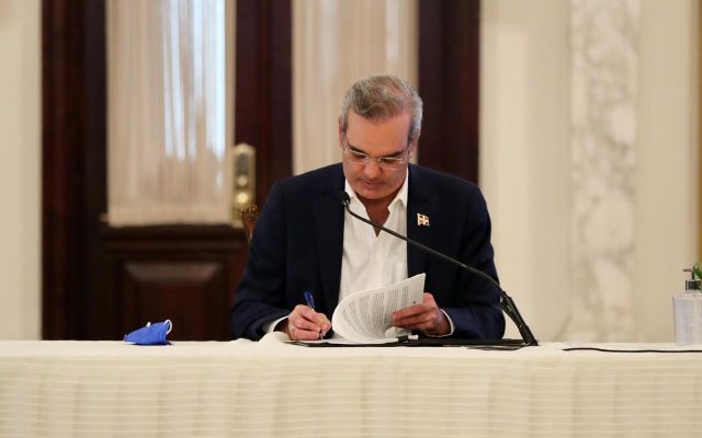 Presidente crea comisión para transformar sistema educativo