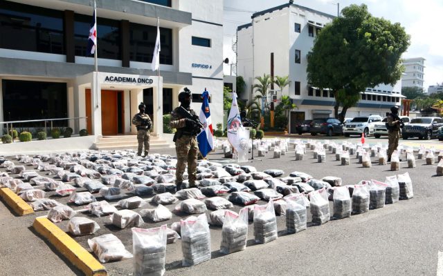 DNCD ocupa 1,295 paquetes de cocaina, arresta cuatro hombres