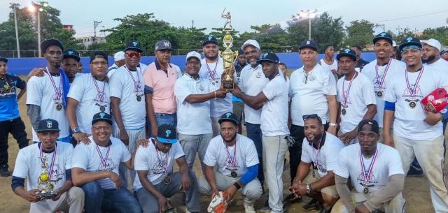 Los Plafoneros obtienen el campeonato Clásico Softbol B