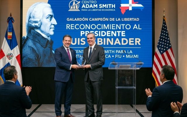 Abinader recibió en Miami un reconocimiento de universidad