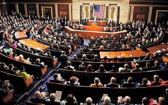 Senado aprueba proyecto que limitaría los poderes de Trump