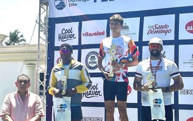 David Ballesta gana título Élite Olímpico Triatlón Costa del Faro