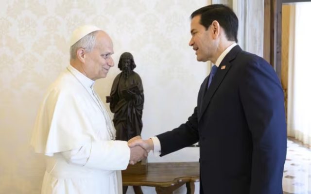 Tras críticas de Trump, Papa recibe a Rubio en el Vaticano