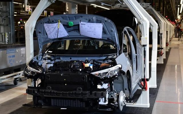 Trump elevará al 25 % el arancel a los vehículos europeos