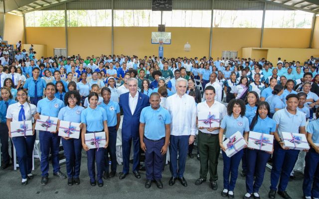 Insta a estudiantes a prepararse en las carreras de alta demanda