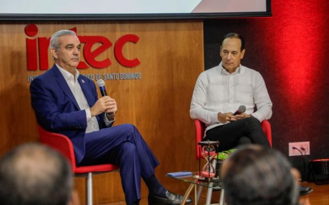 Abinader aboga por equilibrio en la eficiencia económica y social